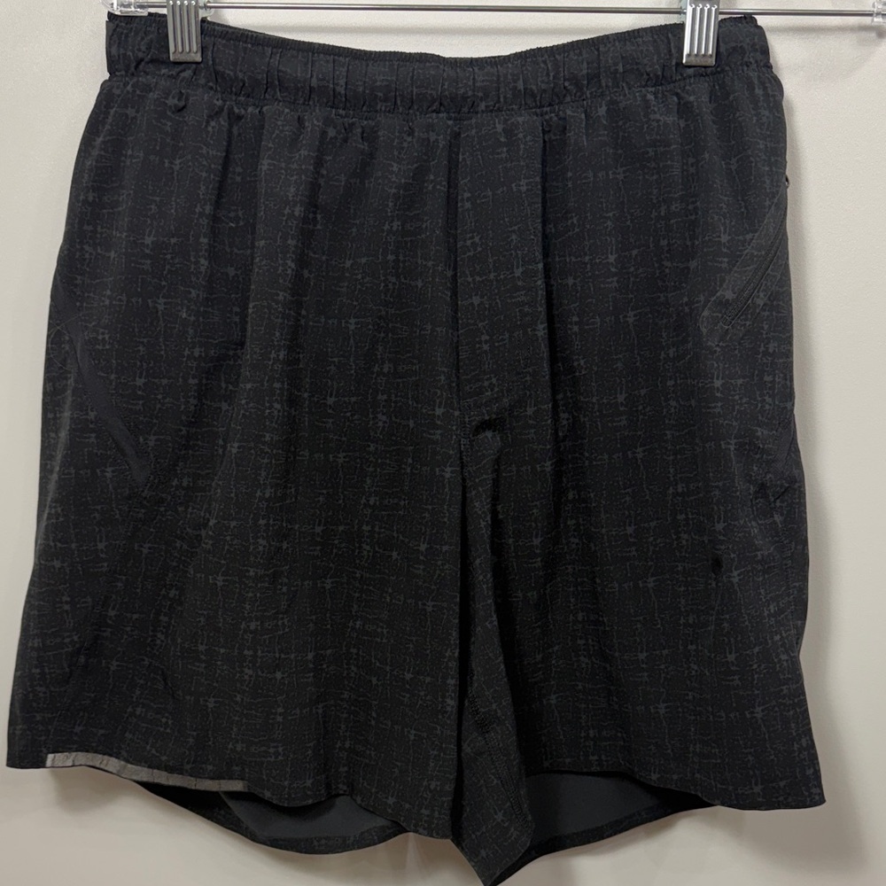 Lululemon men’s black gray pattern athletic shorts size medium